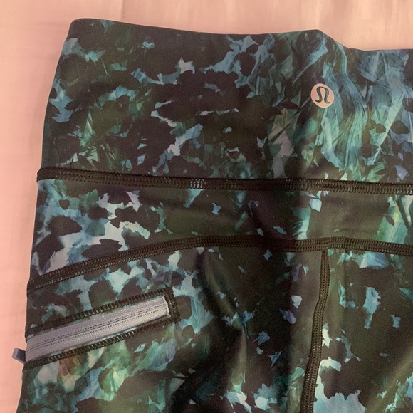 Lululemon Run: Top Speed Crop Full-On Luxtreme
Floral Backdrop Blue Denim Multi - Picture 9 of 14